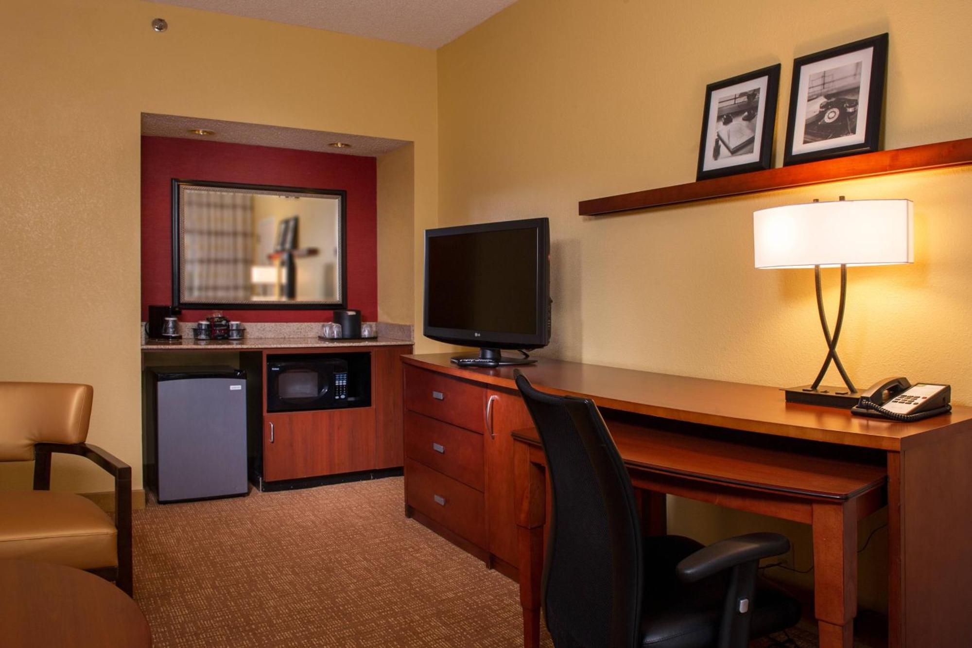 Отель Courtyard By Marriott Richmond West Dumbarton Экстерьер фото