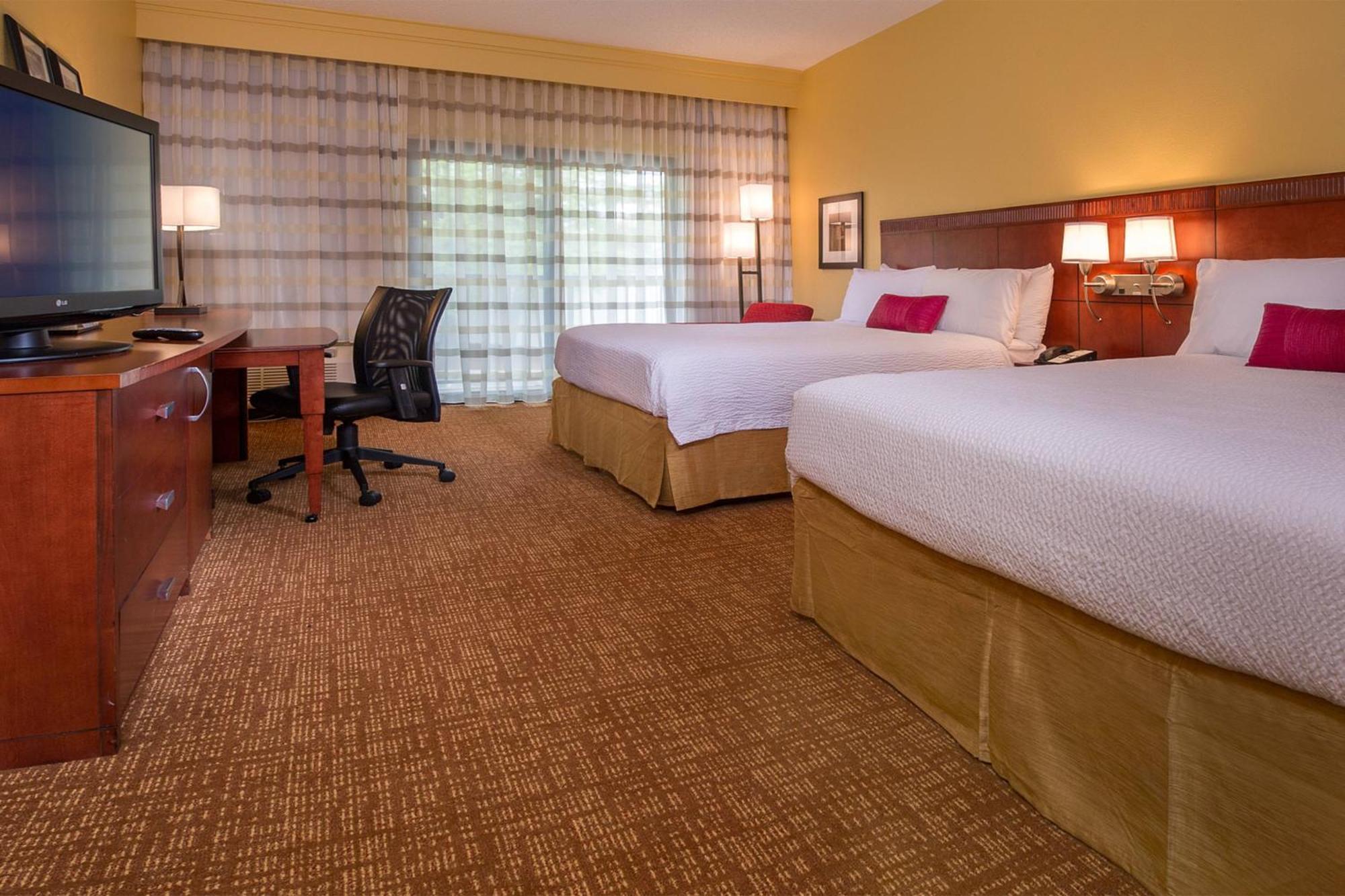 Отель Courtyard By Marriott Richmond West Dumbarton Экстерьер фото