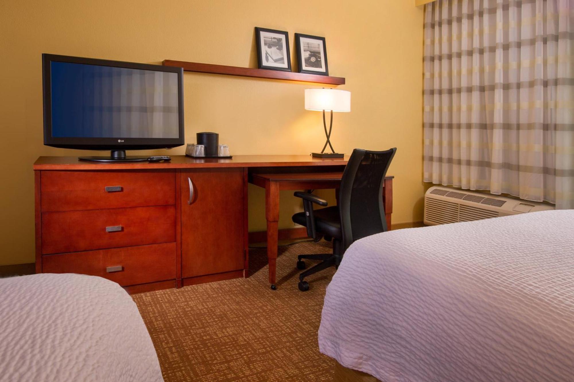 Отель Courtyard By Marriott Richmond West Dumbarton Экстерьер фото