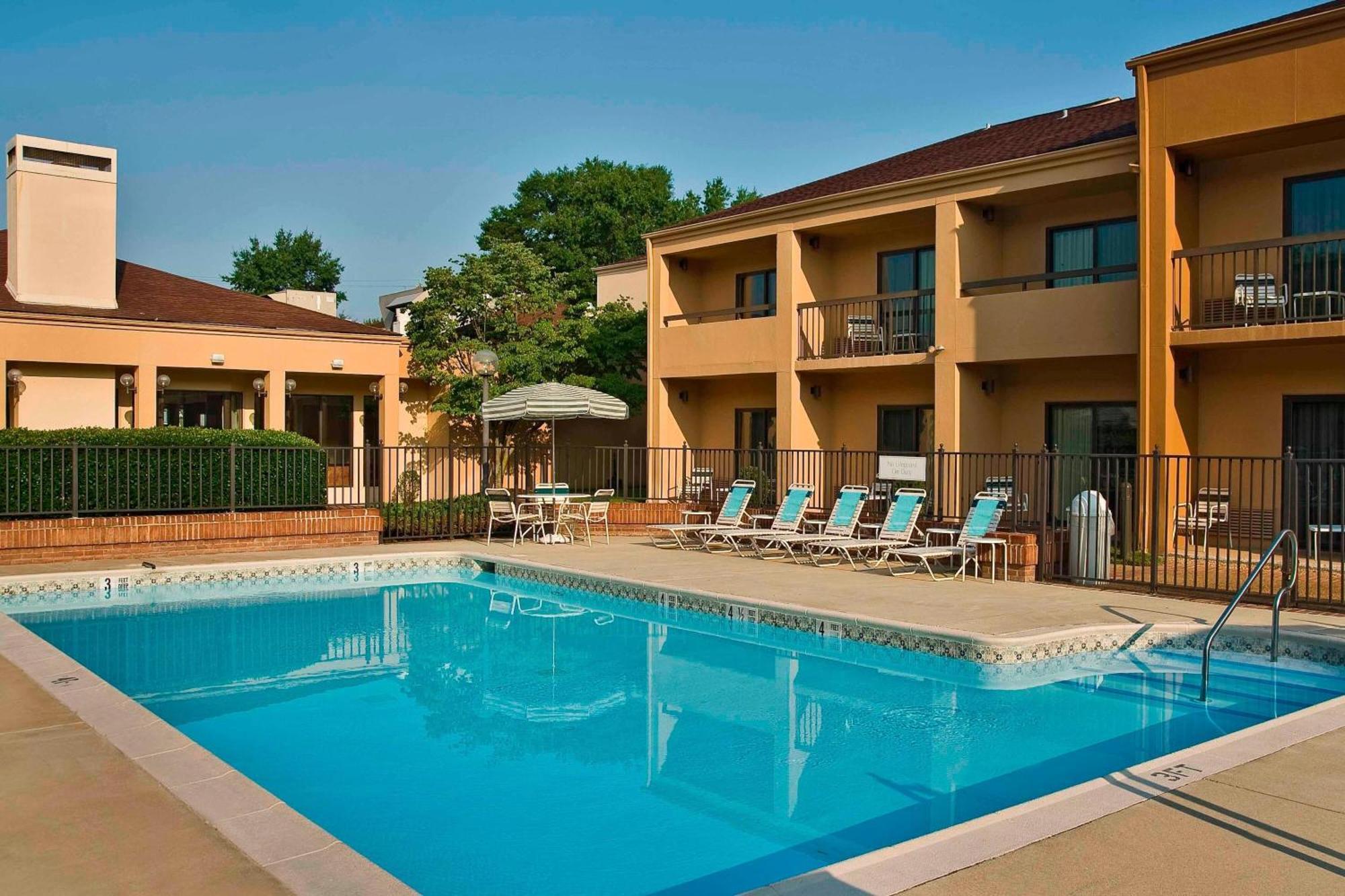 Отель Courtyard By Marriott Richmond West Dumbarton Экстерьер фото