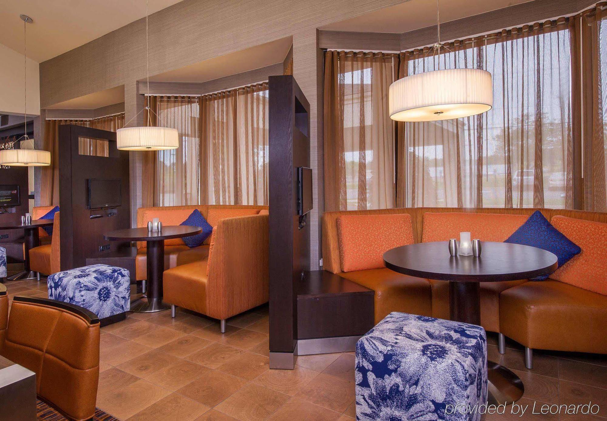 Отель Courtyard By Marriott Richmond West Dumbarton Экстерьер фото