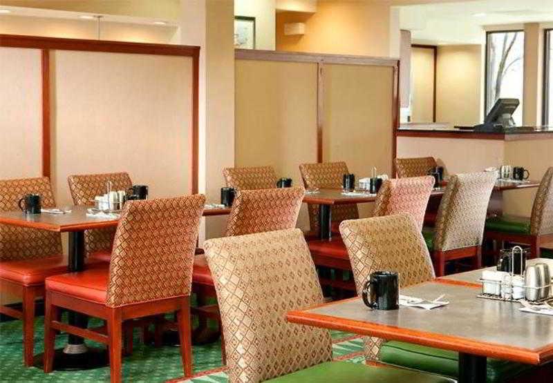 Отель Courtyard By Marriott Richmond West Dumbarton Экстерьер фото