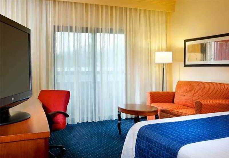 Отель Courtyard By Marriott Richmond West Dumbarton Номер фото