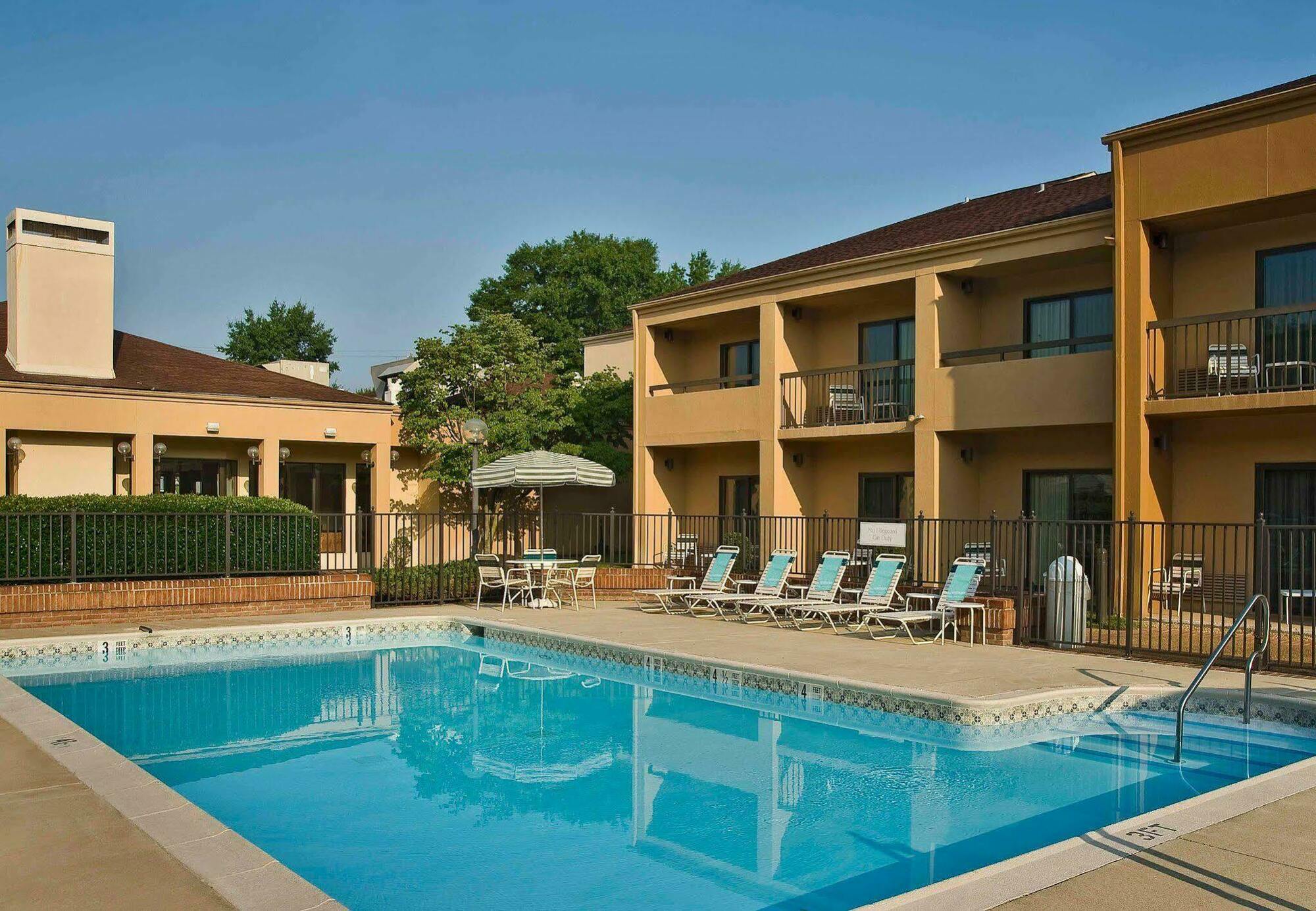 Отель Courtyard By Marriott Richmond West Dumbarton Экстерьер фото